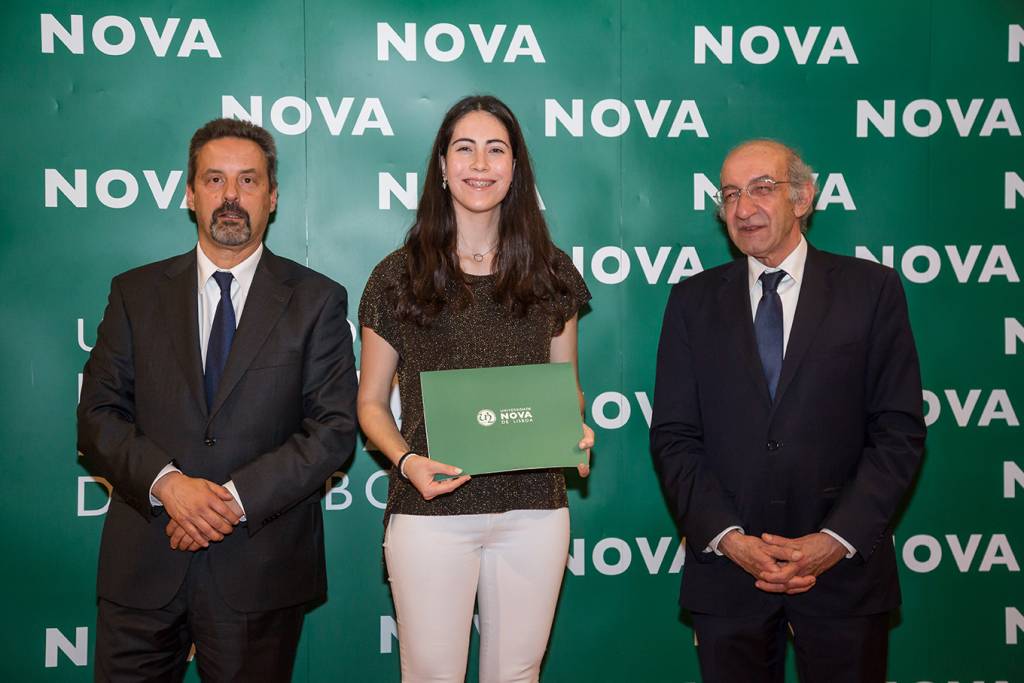 Reitor da NOVA; Beatriz Dias (melhor aluna de Engenharia Química e Bioquímica) e Diretor da FCT NOVA