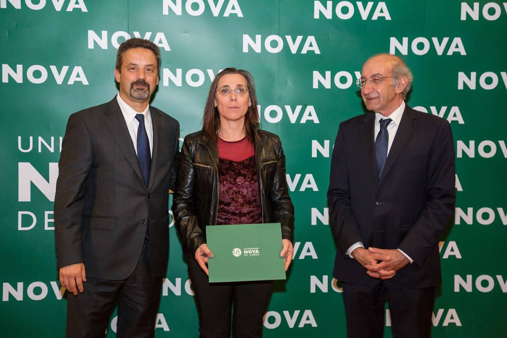 Rector of NOVA; Maria Rosário Correia (representing Leonor Conceição, best student of Conservation-Restauration) and Dean of FCT NOVA