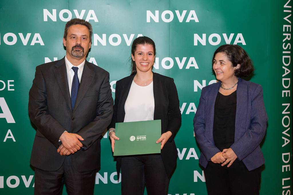 Reitor da NOVA; Mafalda Teixeira (melhor aluna de Gestão) e Ana Balcão Reis, em representação da Nova SBE