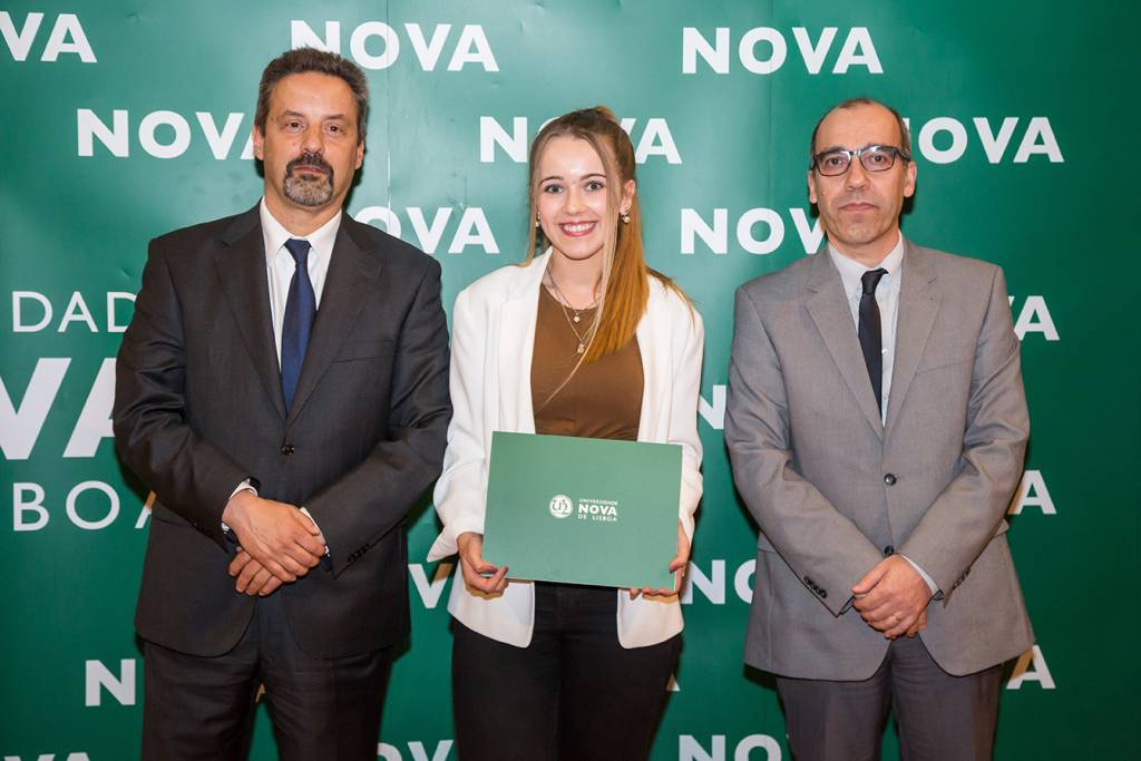 Reitor da NOVA; Patrícia Ribeiro (melhor aluna de Tradução) e Diretor da NOVA FCSH