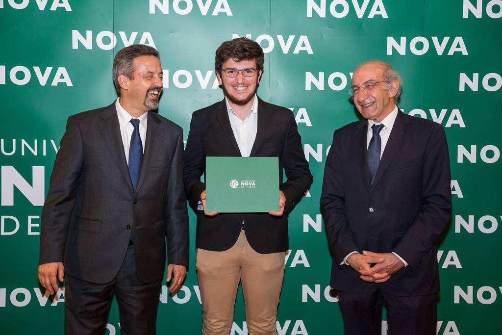 Reitor da NOVA; Pedro Jacinto (melhor aluno de Engenharia Civil) e Diretor da FCT NOVA