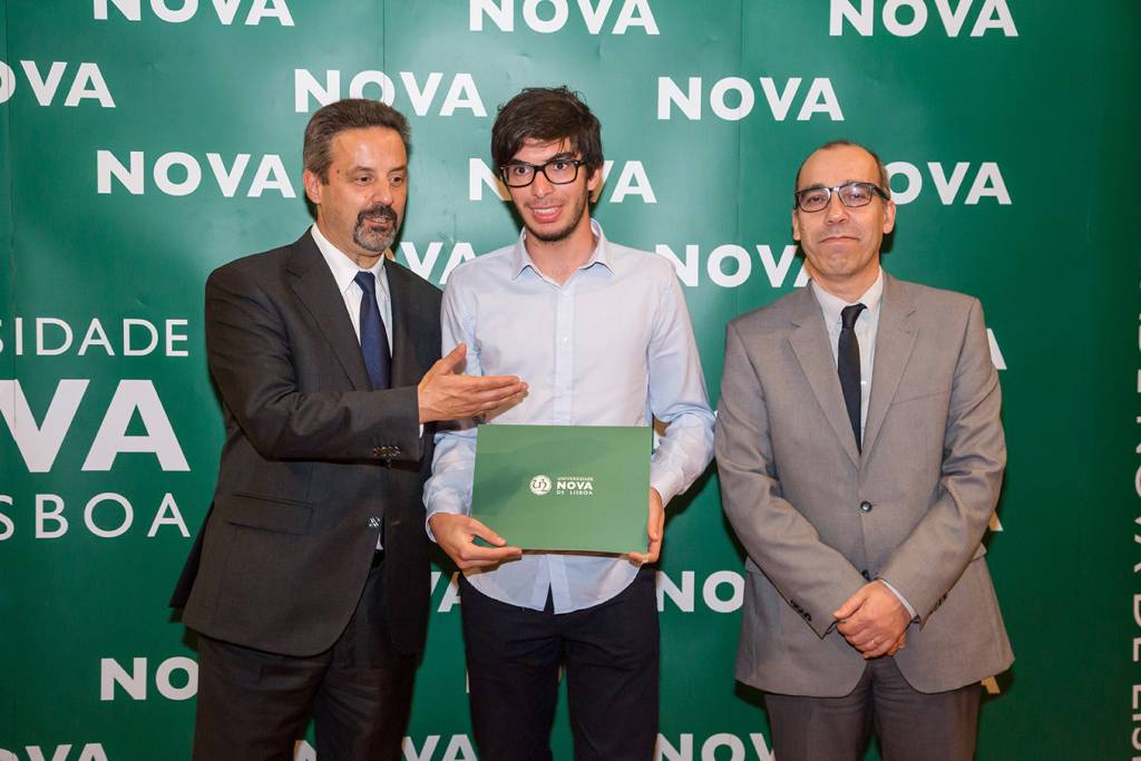 Reitor da NOVA; Rodrigo Dias (melhor aluno de Arqueologia) e Diretor da NOVA FCSH