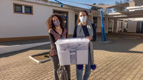 Investigadoras Catarina Pimentel e Inês Morais realizam testes à COVID-19 nas escolas