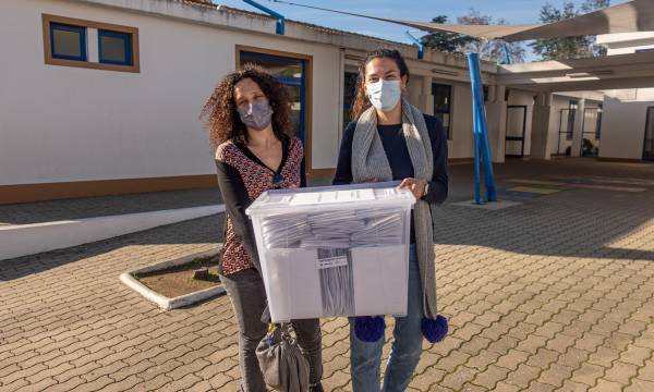 Investigadoras Catarina Pimentel e Inês Morais realizam testes à COVID-19 nas escolas