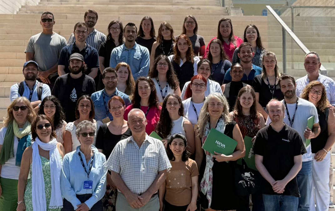 grupo de participantes na edição de 2025 na escadaria no exterior da reitoria da Universidade